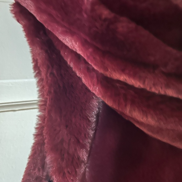 Vera Wang fluffy vest - Picture 3 of 5